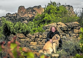 Bárbara Palacios, con su cachorro en Valtracones, debajo de San Felices