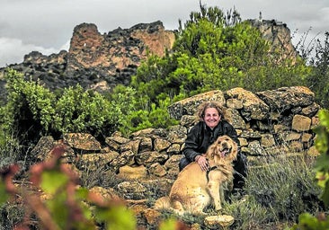 Bárbara Palacios, con su cachorro en Valtracones, debajo de San Felices