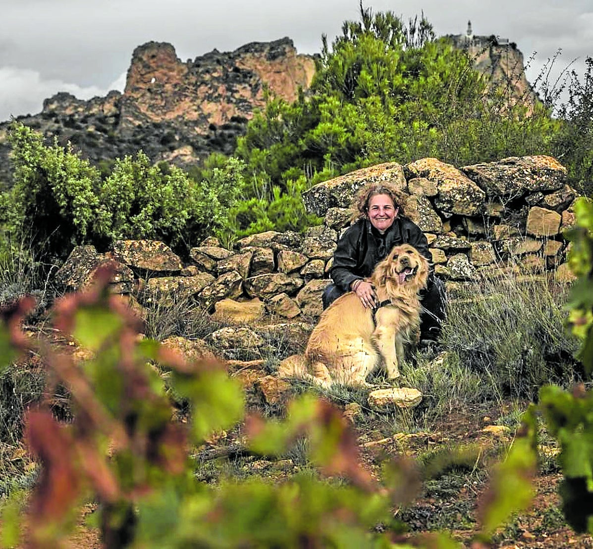 Bárbara Palacios, con su cachorro en Valtracones, debajo de San Felices