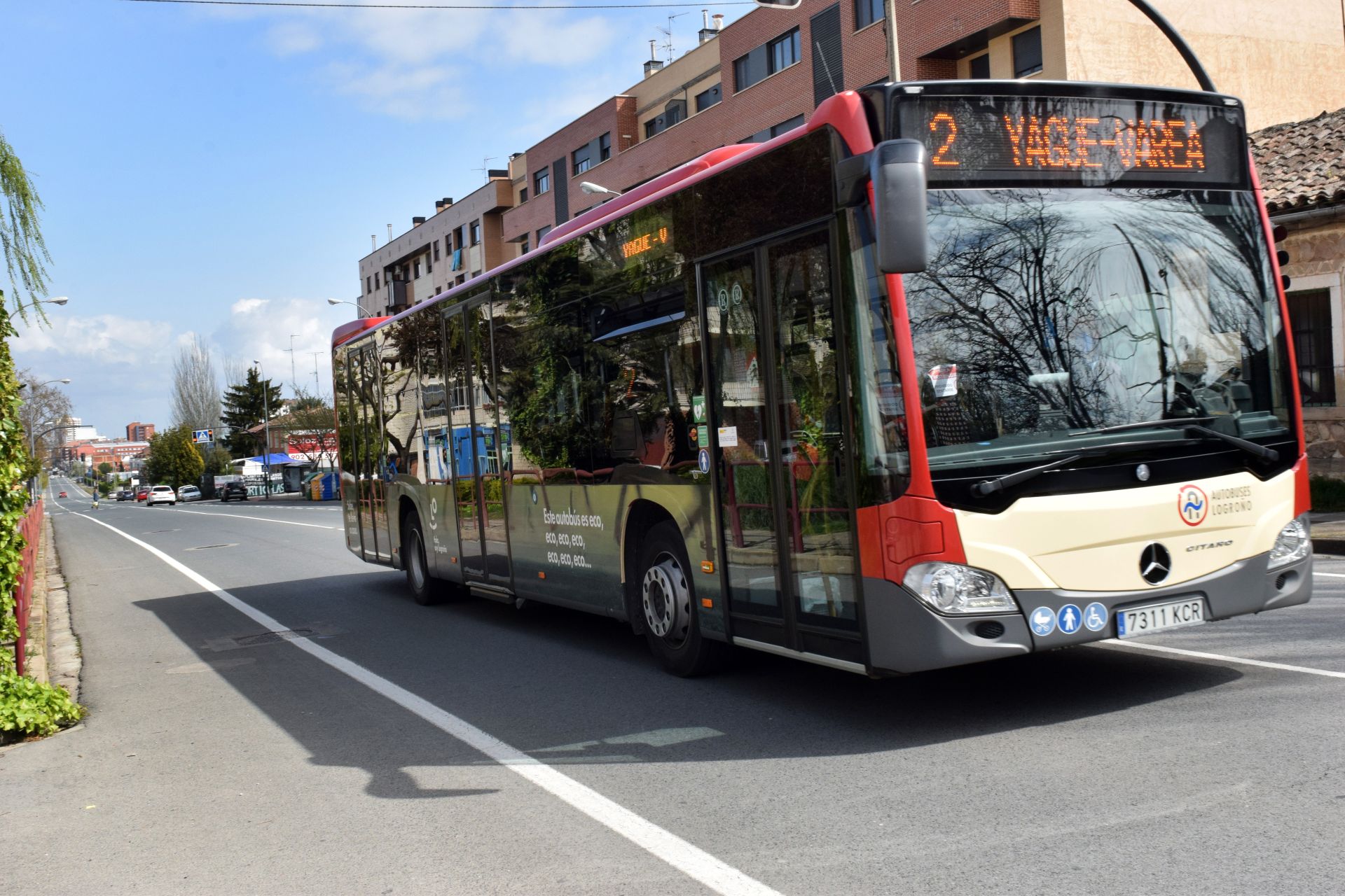 Un autobús urbano circula por Logroño.