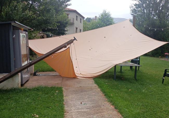 El viento tumbó una pérgola en la tarde de este jueves en Torrecilla.