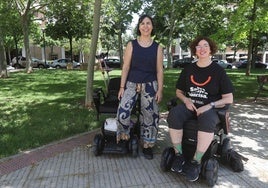 Concha García Pascual y Ana Isabel Álvarez Barbastro, en un parque en las proximidades de la calla Club Deportivo, en Logroño