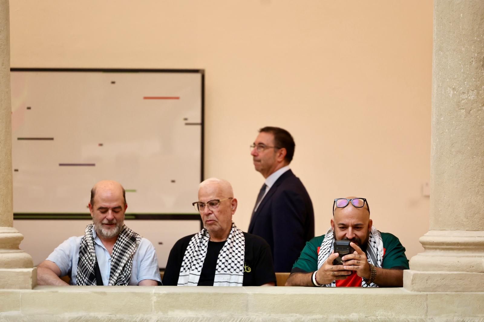 Toribio, a la derecha, y otros activistas palestinos en el Parlamento.