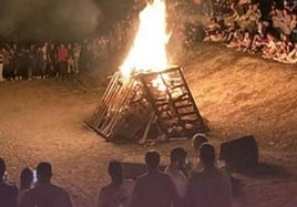 Imagen de archivo de una hoguera de San Juan.