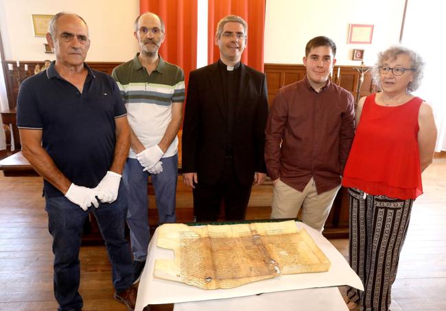 El descubridor del pergamino, Miguel Ángel Gónzalez Muro; el paleógrafo Pedro Pérez Carrazo; el delegado diocesano de Patrimonio, Jesús Merino Morga; el director del Archivo Diocesano, Bruno Martínez Partidas; y la restauradora de Códice, Isabel Martínez Marcos, este jueves en la presentación.