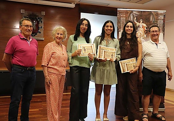Representantes de Amigos de San Miguel, con las premiadas Rania Laaraj Najhi, Celia Baldero y Lola Castillo.