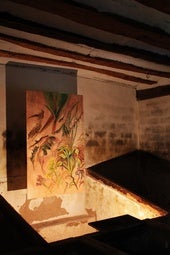 Sofía Moreno y una de sus obras en ArteVACA.