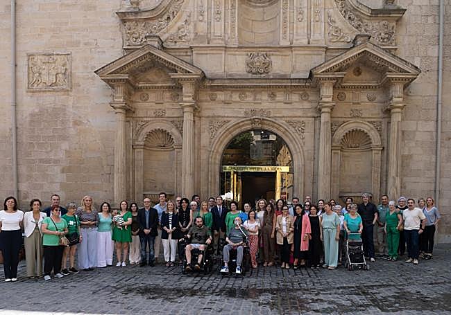 Foto de familia para conmemorar el Día Mundial de la Esclerosis Lateral Amiotrófica (ELA).
