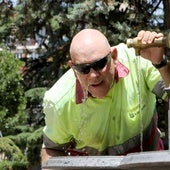 Un jardinero municipal se refresca en de las fuentes del Espolón logroñés.