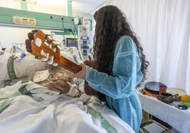 Musicoterapia con una persona ingresada en un hospital.