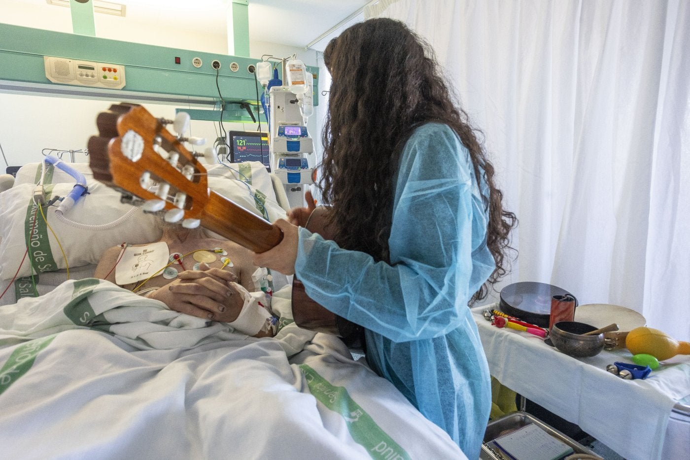 Musicoterapia con una persona ingresada en un hospital.