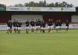 Los jugadores del Varea se ejercitan en su campo, este jueves.