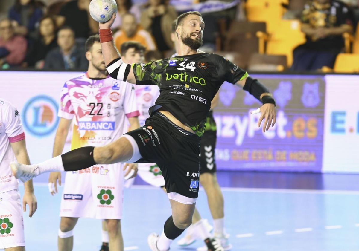 Ivan Popovic lanza desde los seis metros con la camiseta del Torrelavega.