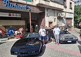 Los responsables de Pixel and Games junto a los conductores del Pontiac de 'El Coche Fantástico' y del Delorean de 'Regreso al Futuro', ambos de Iván García, a la izquierda.