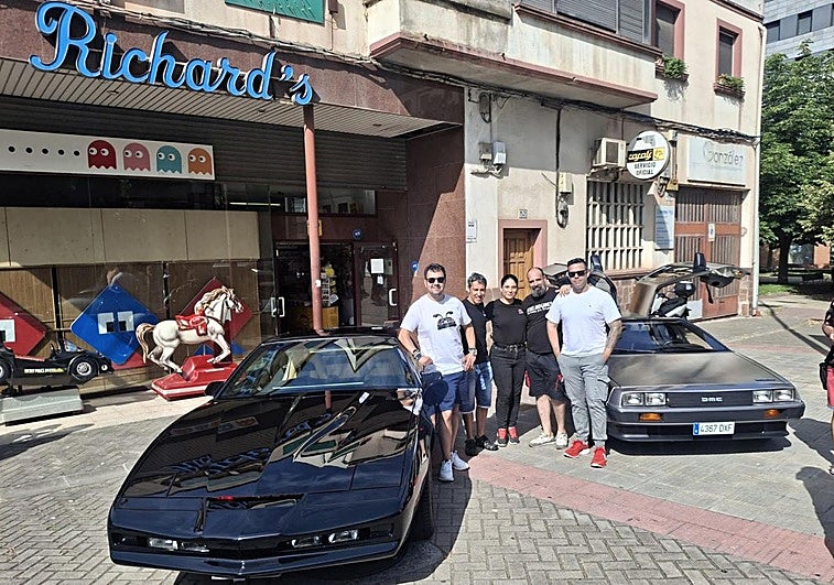 Los responsables de Pixel and Games junto a los conductores del Pontiac de 'El Coche Fantástico' y del Delorean de 'Regreso al Futuro', ambos de Iván García, a la izquierda.