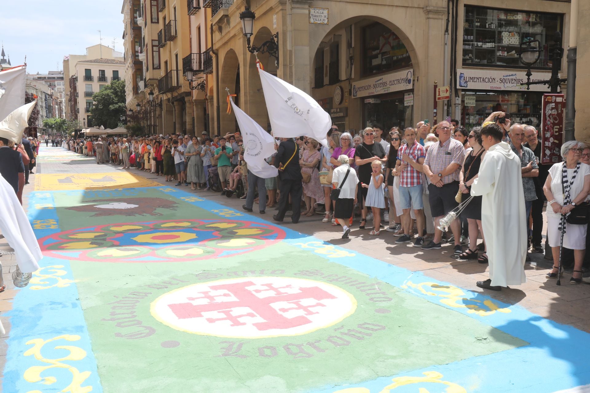 Logroño recupera la tradición de las alfombras de sal tintada por el Corpus Christi