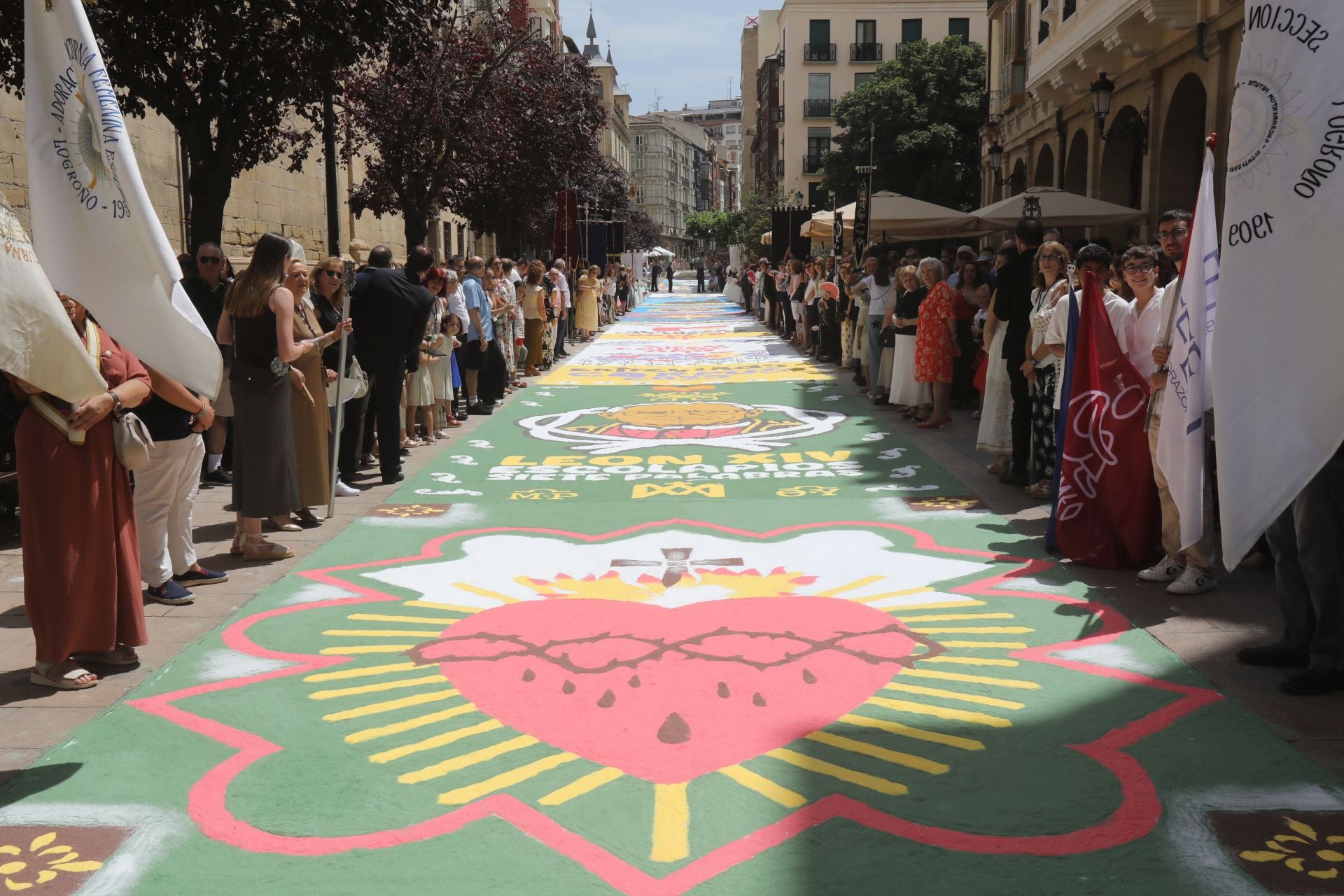 Logroño recupera la tradición de las alfombras de sal tintada por el Corpus Christi