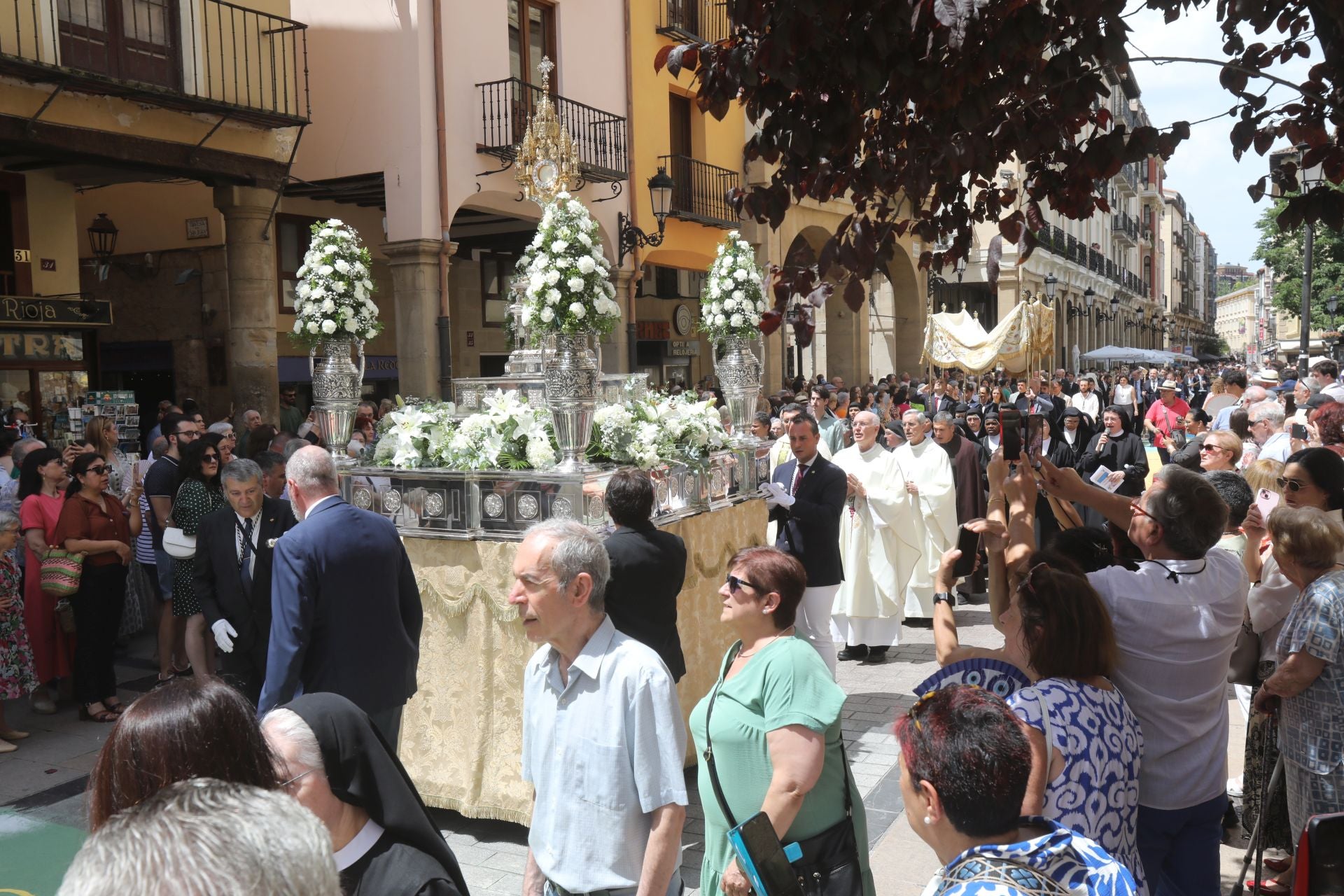 Logroño recupera la tradición de las alfombras de sal tintada por el Corpus Christi