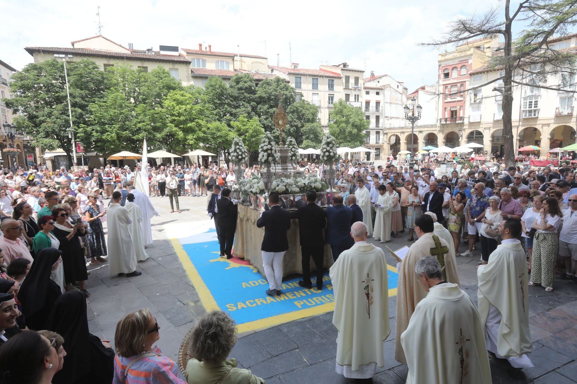 Logroño recupera la tradición de las alfombras de sal tintada por el Corpus Christi