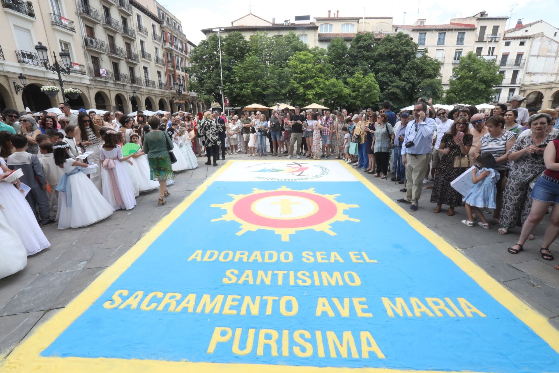 Logroño recupera la tradición de las alfombras de sal tintada por el Corpus Christi
