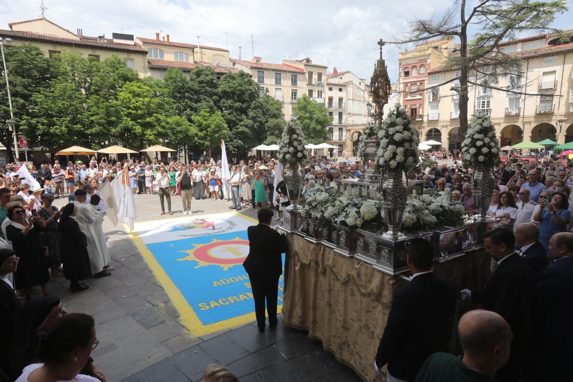 Logroño recupera la tradición de las alfombras de sal tintada por el Corpus Christi