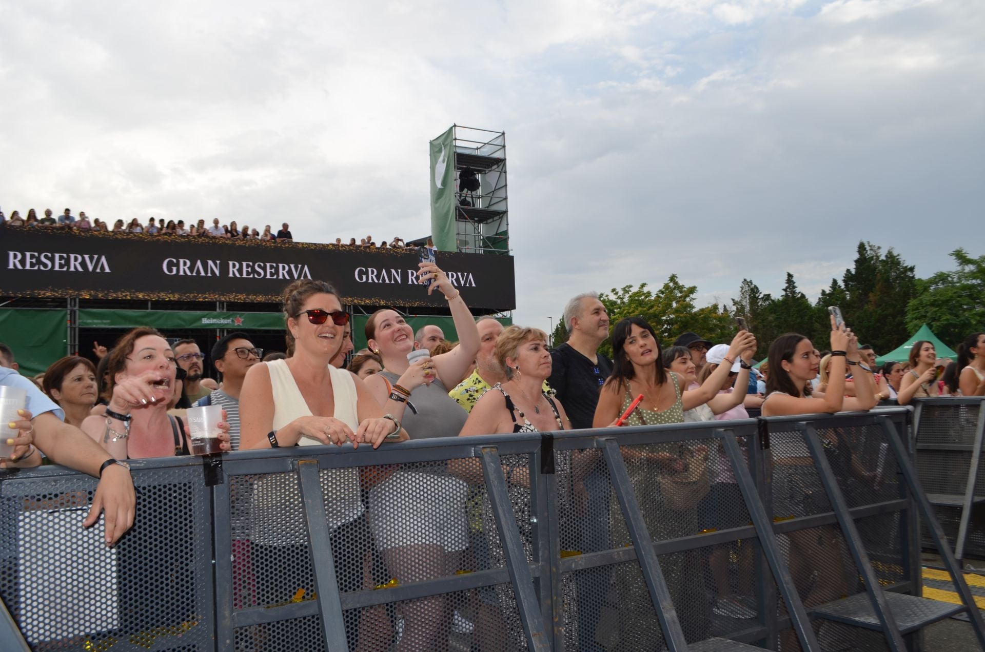 El público disfruta de los conciertos del sábado del Festival Gran Reserva