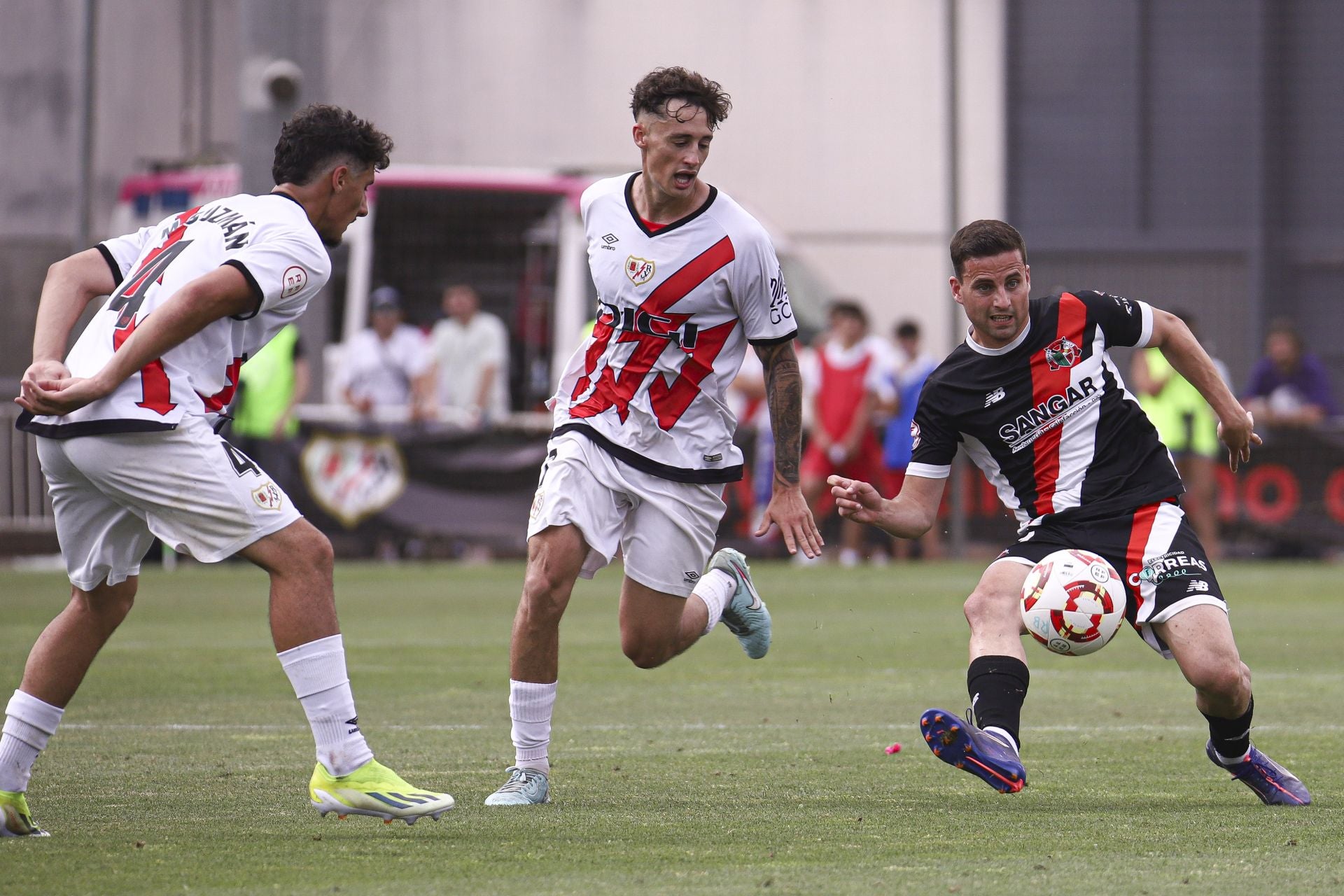 El Varea pierde ante el Rayo y se despide del ascenso