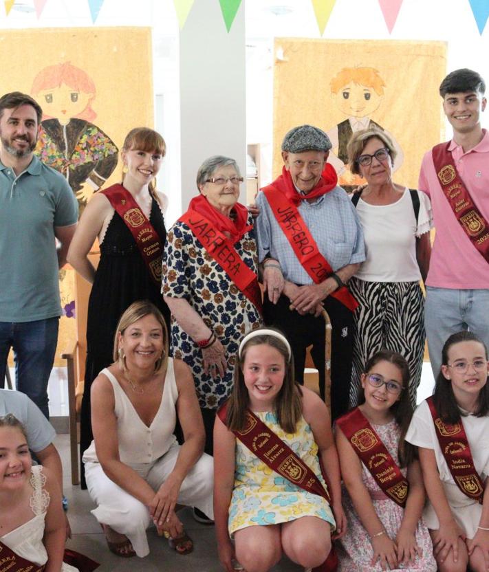 Imagen secundaria 2 - Los mayores disparan el cohete de las fiestas jarreras