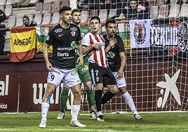 Mario Nájera pugna entre varios jugadores del Barbastro.