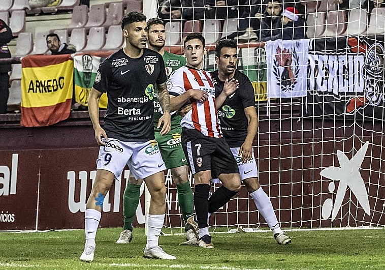 Mario Nájera pugna entre varios jugadores del Barbastro.