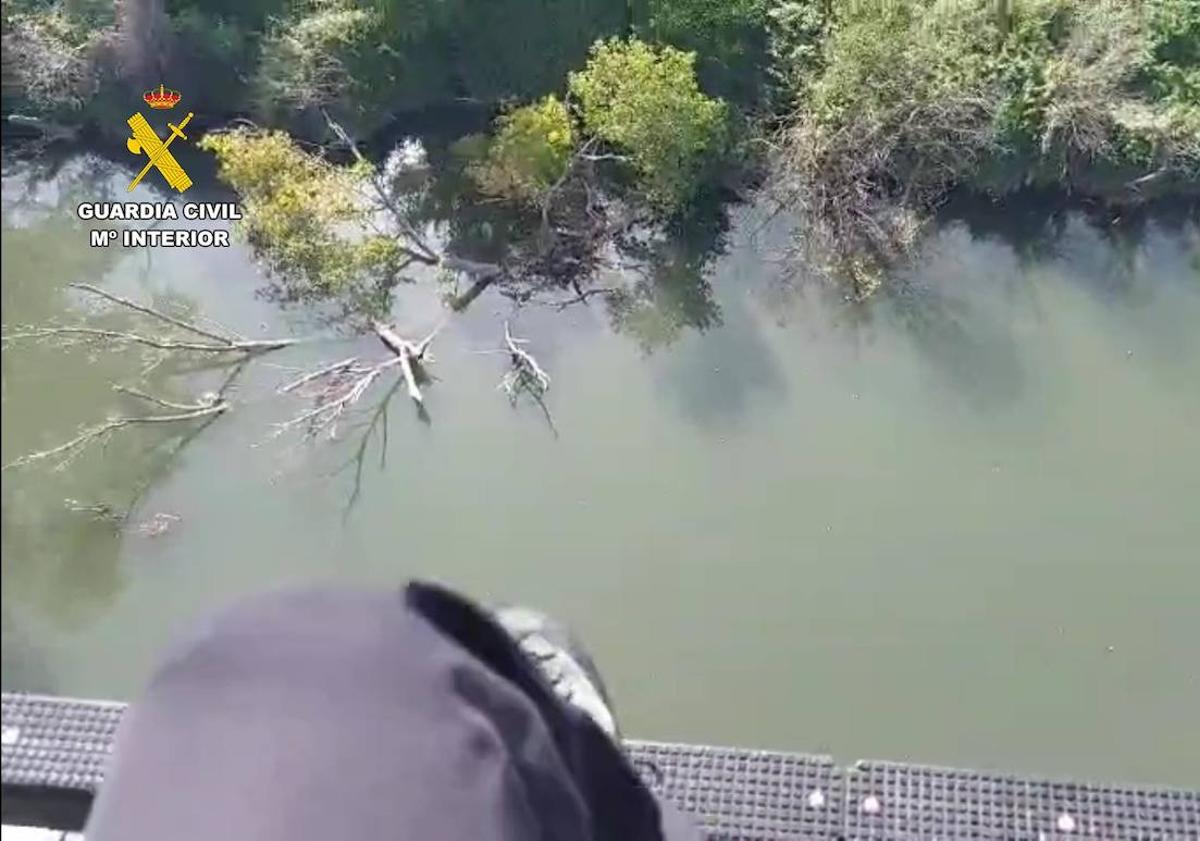 Imagen principal - Búsqueda de la joven desde el helicóptero.