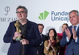 Óscar Soto Colás recogiendo el premio Ateneo de Sevilla.