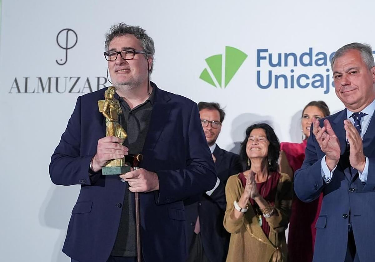 Óscar Soto Colás recogiendo el premio Ateneo de Sevilla.