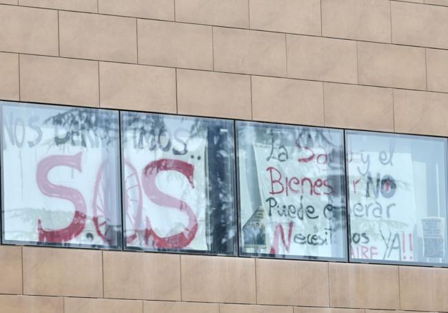 Pancartas de protesta en el Centro de Salud Mental de Albelda de Iregua.