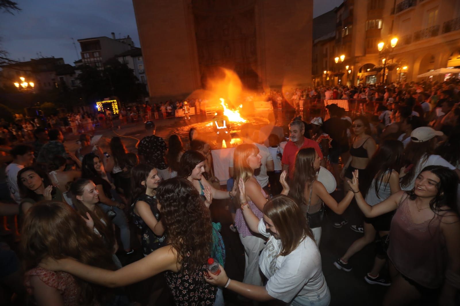 Noche corta; fiesta larga