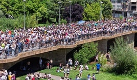El puente de Piedra sobre el río Najerilla, lleno tras el inicio de las fiestas de San Juan de Nájera del año pasado.