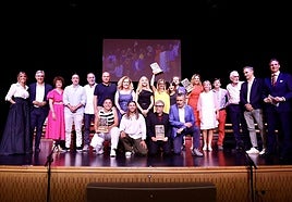 Presentadores, galardonados, autoridades varias... se retrataron juntos al finalizar el evento.