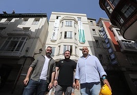 El arquitecto Pablo Ruiz, el concejal Íñigo López-Araquistain y el representante de la constructora, Miguel García, este martes frente a la fachada del Hostal Niza, en plena rehabilitación.