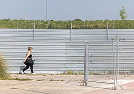 Una mujer transita por el barrio Entre Ríos de Lardero.
