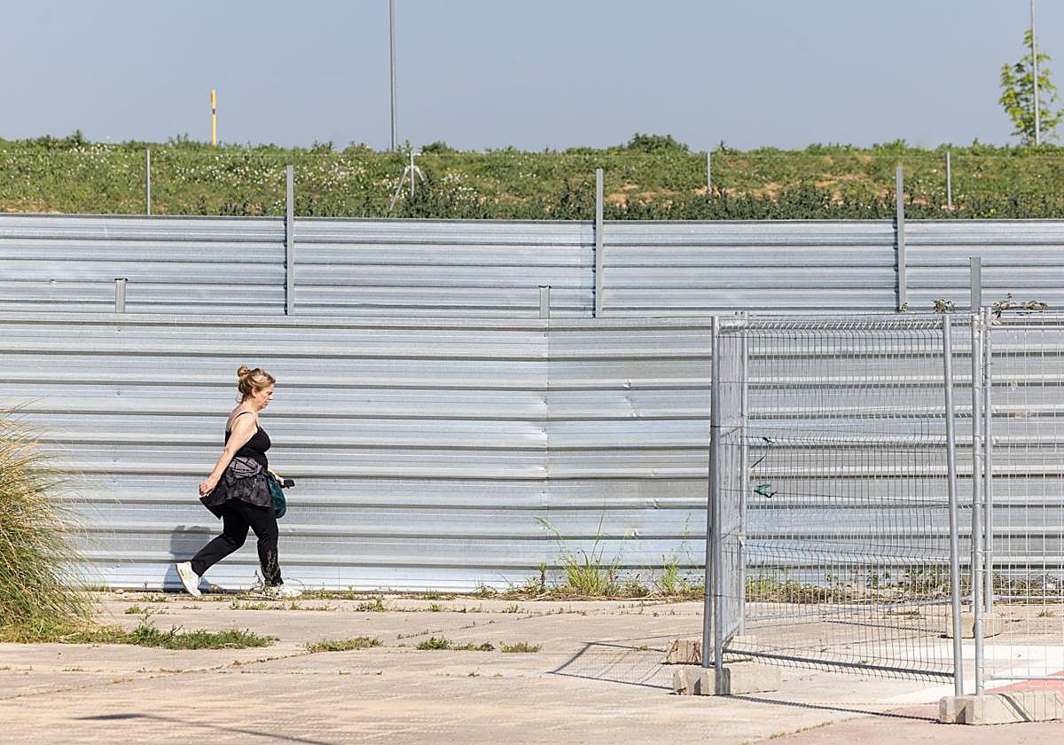Una mujer transita por el barrio Entre Ríos de Lardero.