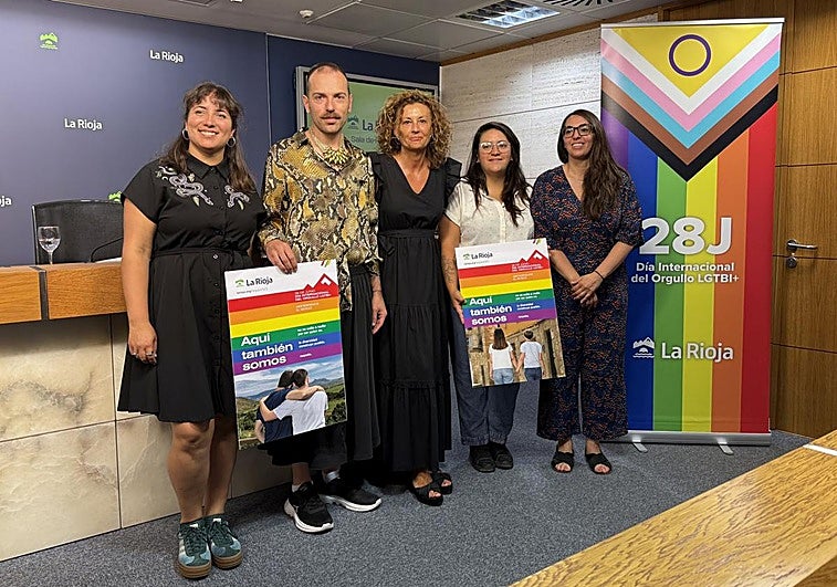Rocío Giraudo, representante de Gylda, (a la izquierda); y Begoña Marañón, subdirectora general de Igualdad, (en el centro) junto con personas del colectivo LGTBI.