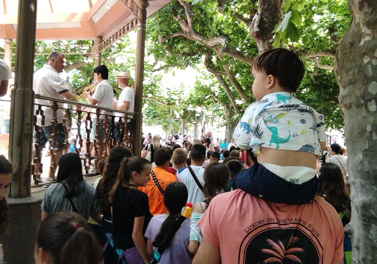 Cientos de niños rodean el quiosco del paseo de San Julián con sus familiares.