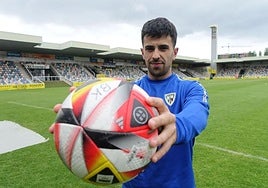 Uriki Txoperena posa en Lasesarre.