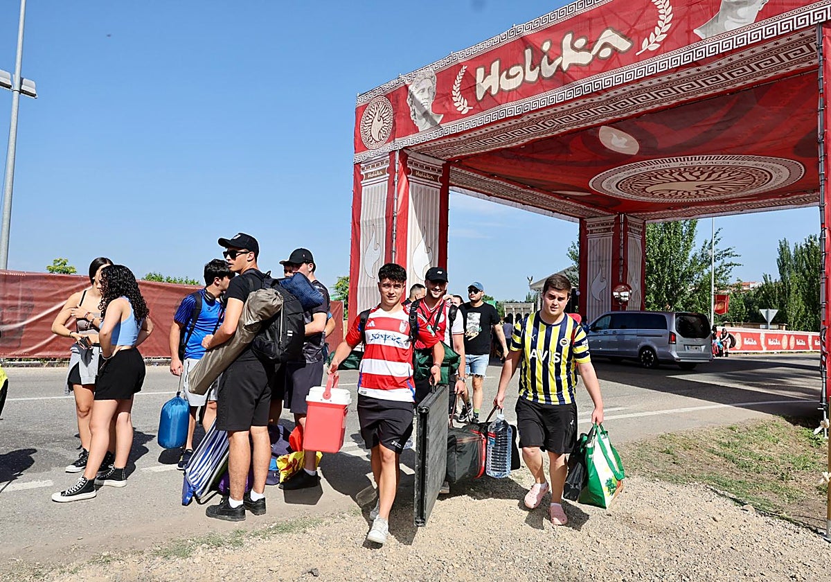 Llegada de un grupo de jóvenes al camping del festival esta mañana.