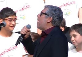 Así fue la actuación de Iván Ferreiro con el Coro Jorbalán en los premios de TVR
