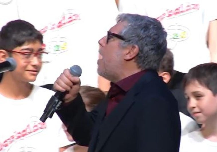 Así fue la actuación de Iván Ferreiro con el Coro Jorbalán en los premios de TVR