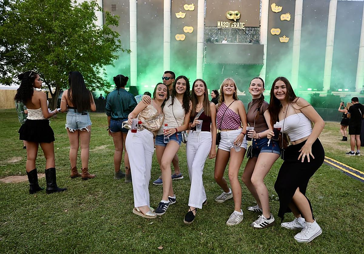 Grupo de chicas, delante del nuevo escenario Olympus.