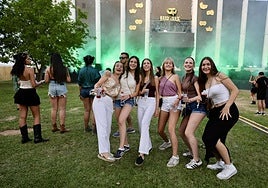 Grupo de chicas, delante del nuevo escenario Olympus.