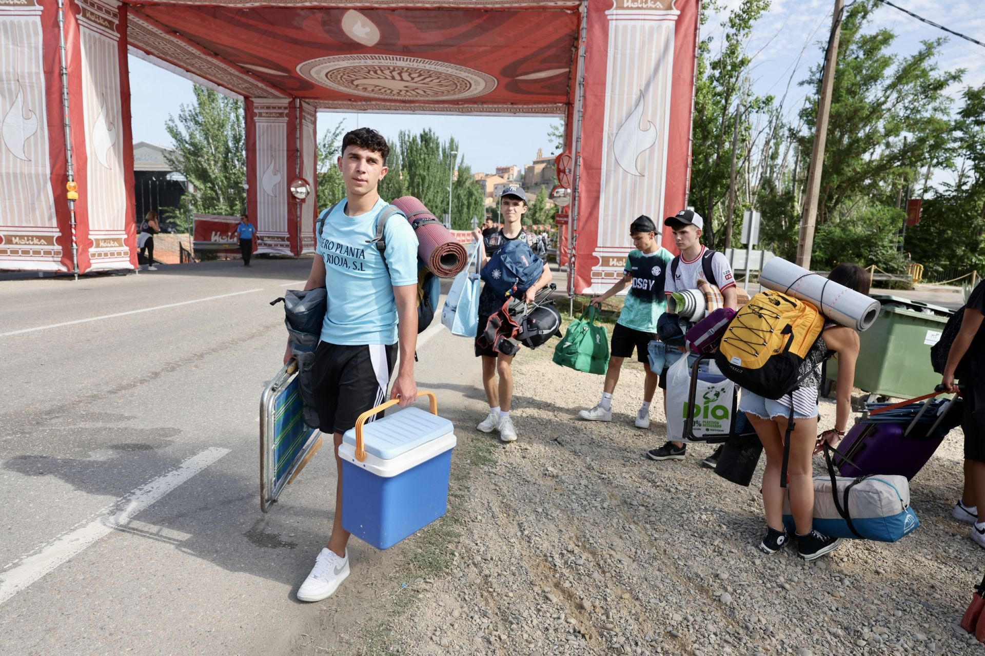 Los &#039;holikers&#039; llegan al festival y se instalan en el camping