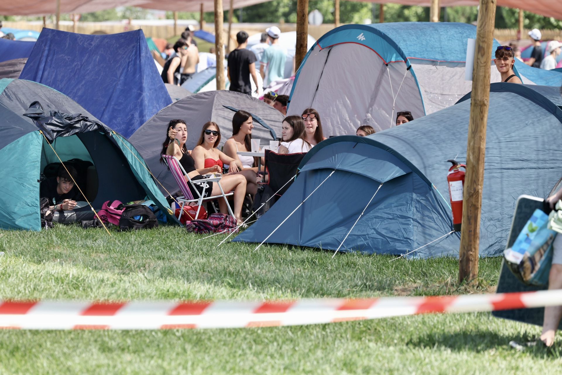 Los &#039;holikers&#039; llegan al festival y se instalan en el camping